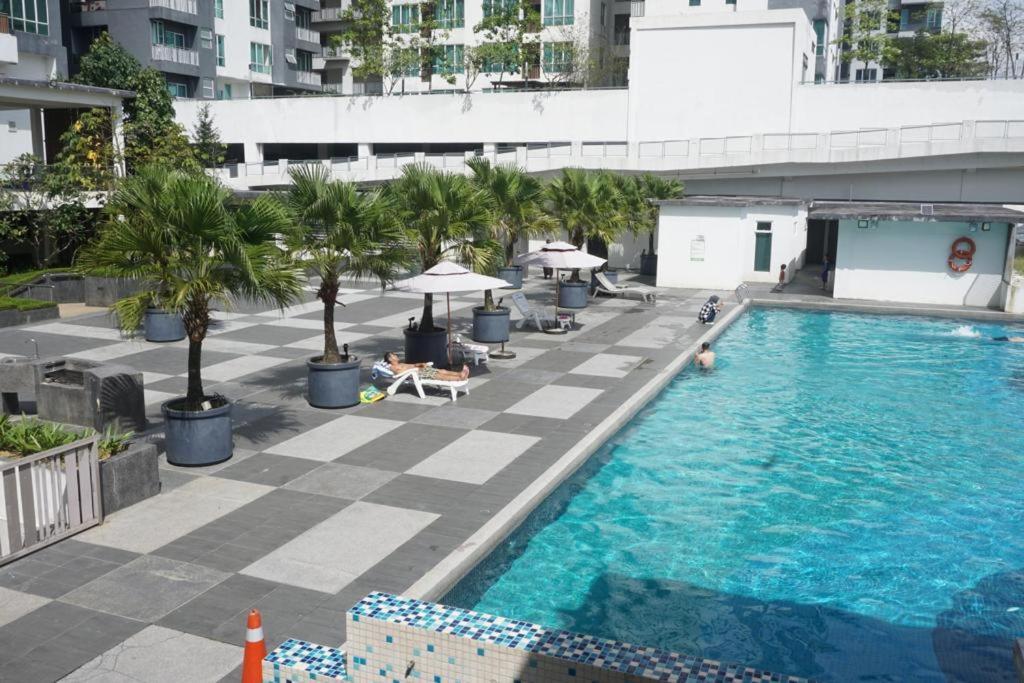 Apartment Happy House 2-4pax, 2 Free Parking Upstairs Mall, Columbia Hospital, Tar University,lrt Station, Kuala Lumpur