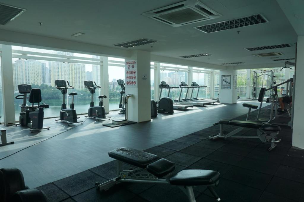 Happy House 2-4pax, 2 Free Parking Upstairs Mall, Columbia Hospital, Tar University,lrt Station,