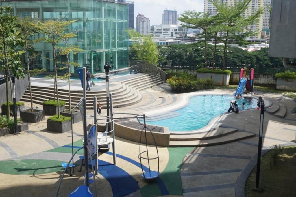 Happy House 2-4pax, 2 Free Parking Upstairs Mall, Columbia Hospital, Tar University,lrt Station, Kuala Lumpur